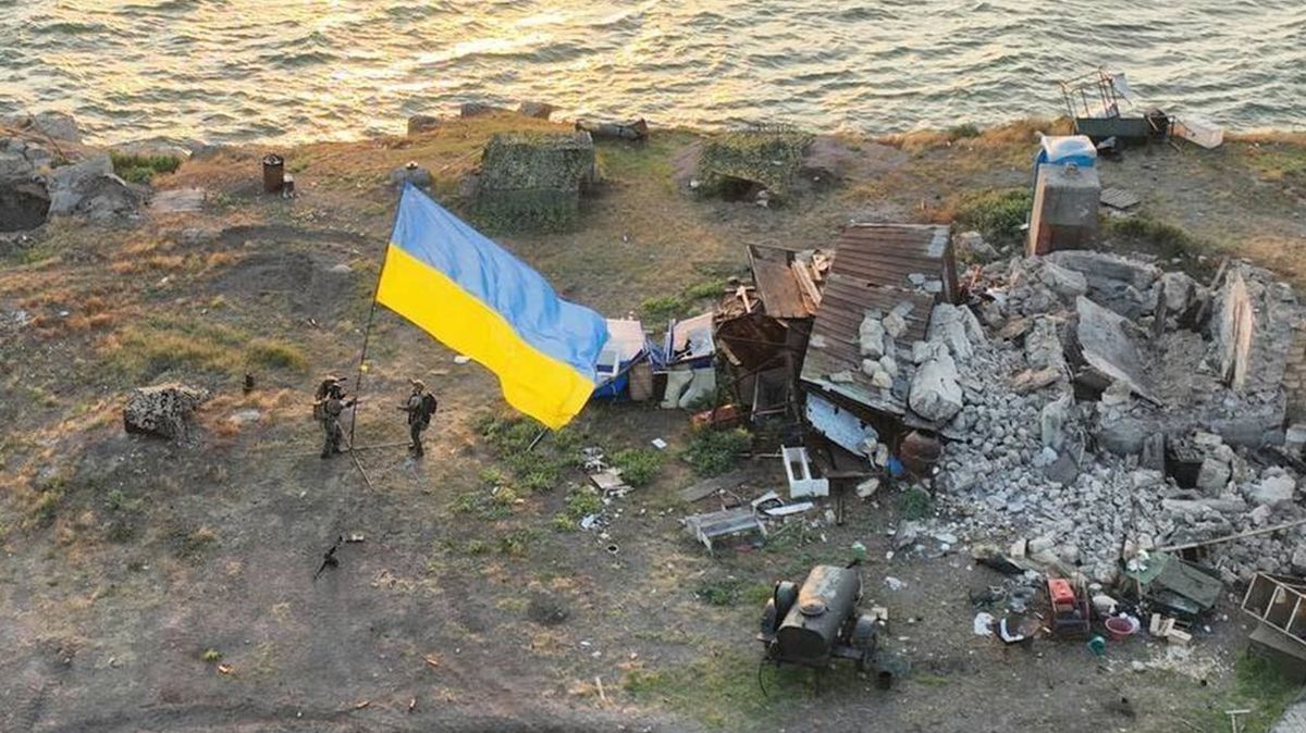 Komplexní operace. Ukrajina se chlubí, jak dostala vlajku na Hadí ostrov